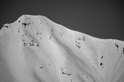 白天白雪覆盖着这座山